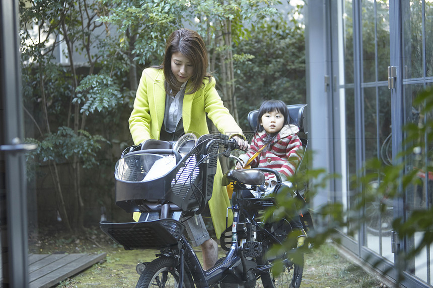 骑自行车送孩子上学的母亲图片