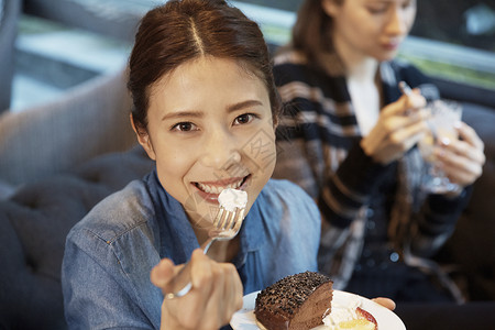 干净吃蛋糕的妇女图片