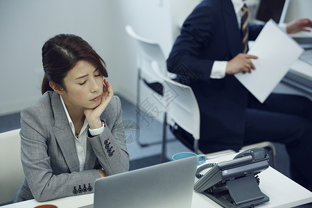 扶着脸颊的女商人图片