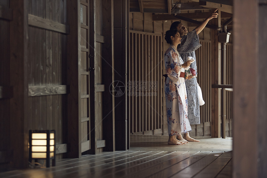 一对夫妇享受温泉旅行图片