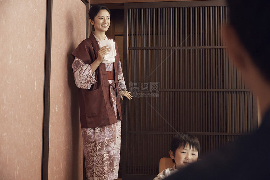 回到自己房间的女人图片