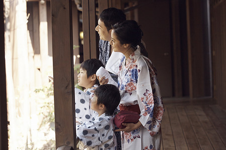 家庭享受温泉之旅图片
