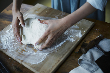 女生手工制作面包图片