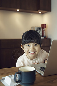 操作电脑的小女孩图片