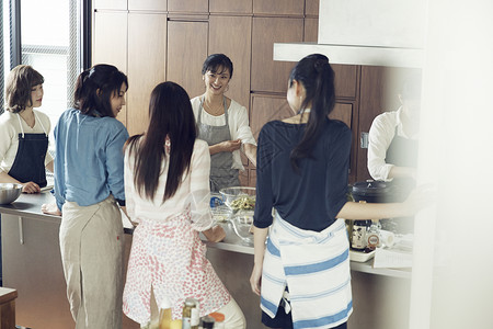 居家做饭的女性图片
