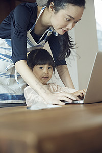 妈妈辅导孩子操作电脑图片