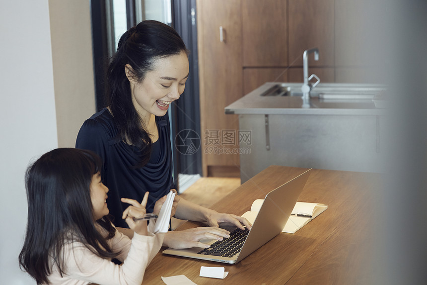 妈妈和女儿一起办公图片