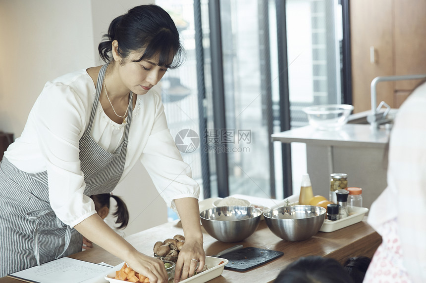 一个女人在做饭图片