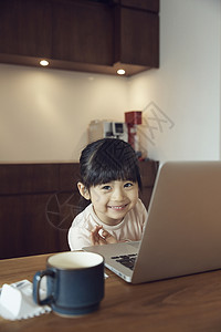 学习亚洲有趣操作电脑的孩子图片