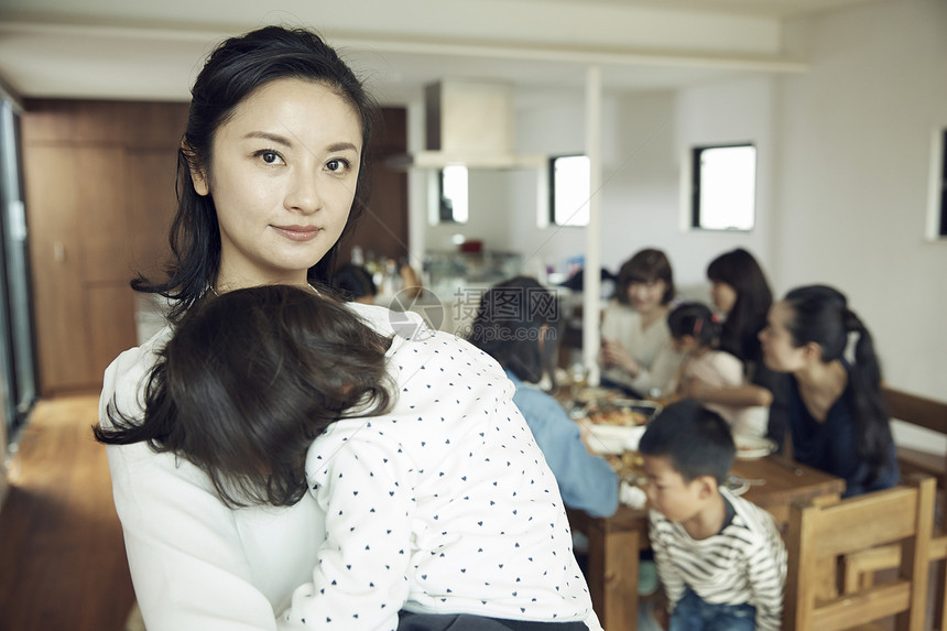 抱着一个孩子的女人图片