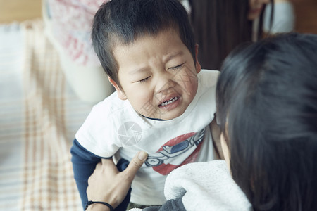 母亲安抚哭泣的小男孩图片素材