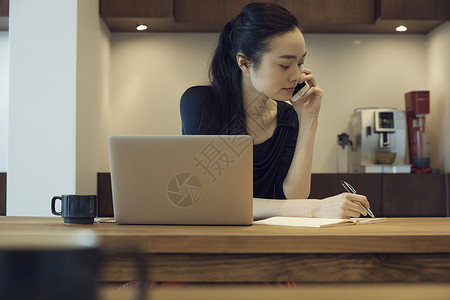 操作电脑的女人图片