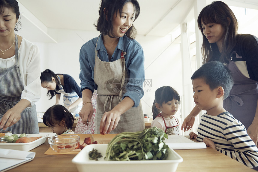 学习烹饪的家庭主妇图片