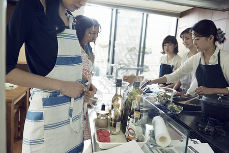 笑脸朋友青年一个女人做饭图片