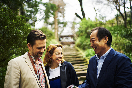 导游带外国游客旅行观光女孩高清图片素材