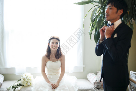 准备婚礼仪式的新娘和新郎图片