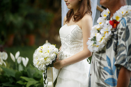 举办室外草坪婚礼新娘特写图片
