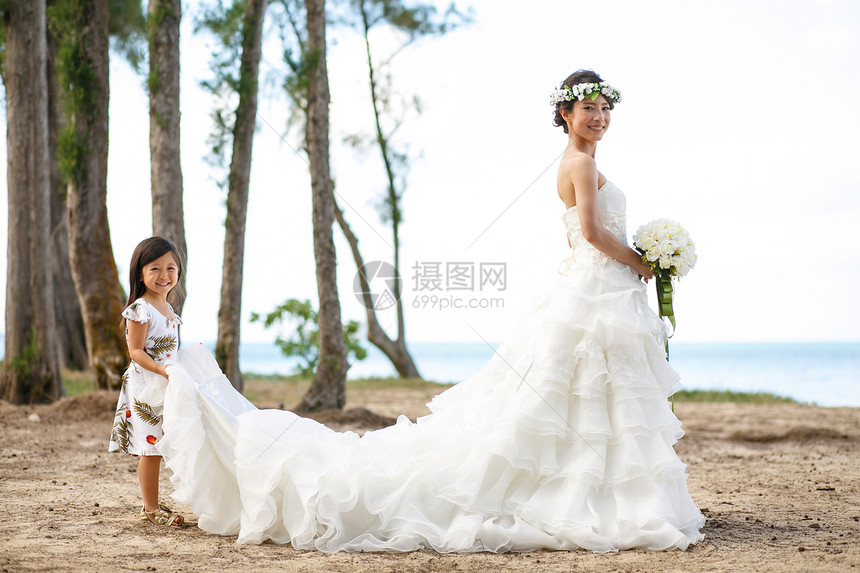 海滩边的新娘和小花童图片