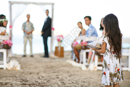 海边婚礼上的小花童图片素材