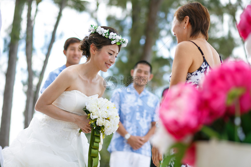 举办海滩婚礼的新娘和父母图片