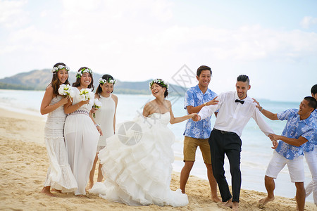 海滩边的新婚夫妇和伴娘伴郎们图片