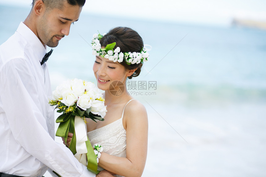海滩边的新婚夫妻图片