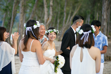 海滩婚礼的新婚夫妻和亲朋好友贺高清图片素材