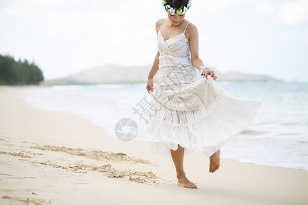 海滩边奔跑的新娘图片素材