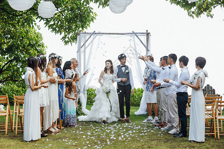 举办庭院婚礼的新婚夫妇和亲朋好友夏威夷高清图片素材