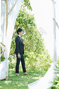 新郎在花园等待新娘的到来图片