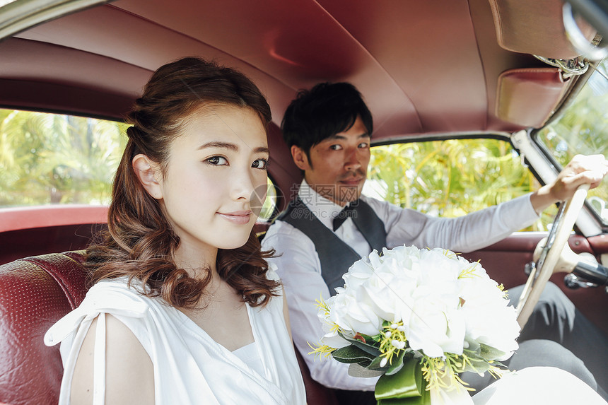 乘坐婚礼汽车的新娘和新郎图片