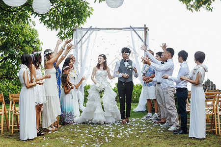 举行花园婚礼的新婚夫妻庆典高清图片素材