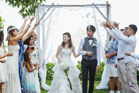 举行花园婚礼的新婚夫妻度假村婚礼高清图片素材