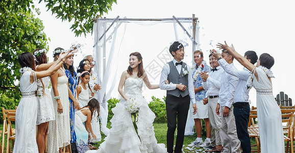 举行花园婚礼的新婚夫妻新郎高清图片素材