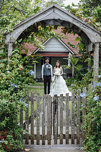 庭院婚礼的新婚佳偶夫妇图片