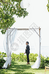 一位男士在花园婚礼现场排练图片