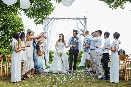 一对新婚夫妇举行花园婚礼庆祝高清图片素材