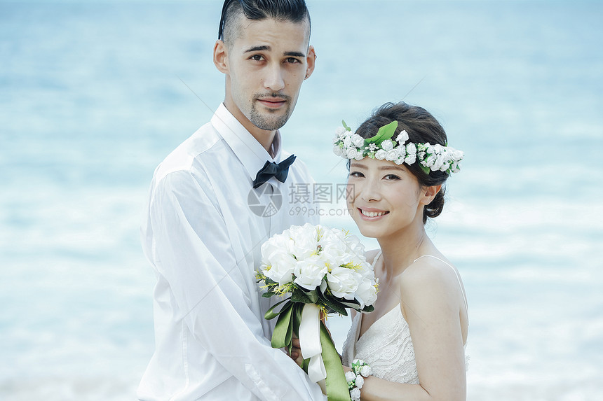 海滩边新娘和新郎画象图片