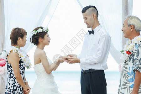 婚礼上宣誓的新郎新娘图片