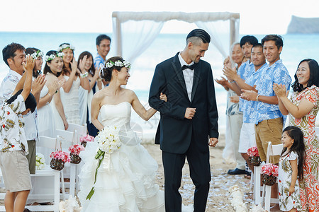 在海滩上举行婚礼的新人爱人高清图片素材