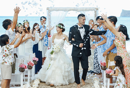 举行海边婚礼的新婚夫妇爱人高清图片素材