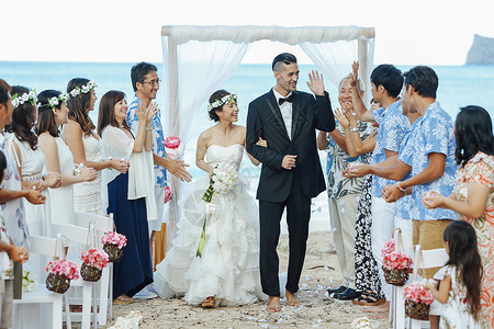 进行婚礼仪式的新婚夫妇家人高清图片素材