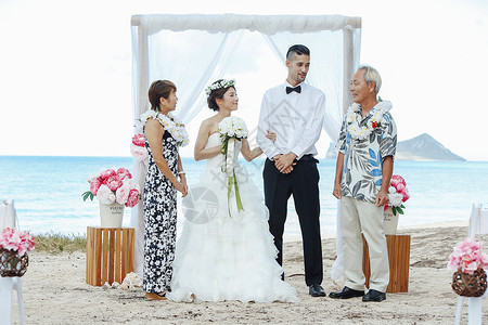 海边进行婚礼的新人图片