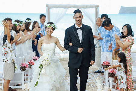 海滩上的新婚夫妇幸福高清图片素材