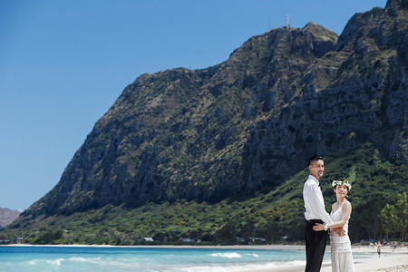 海边的幸福新婚夫妇图片素材