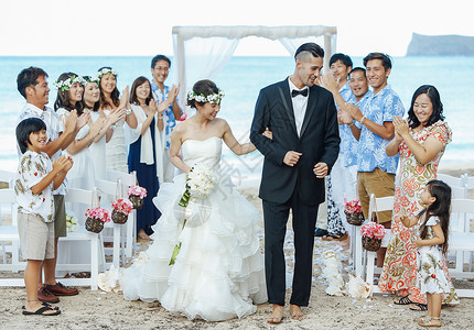 海边举行婚礼的新婚夫妇快乐高清图片素材