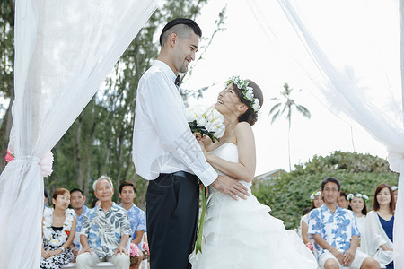 海边结婚的青年男女图片