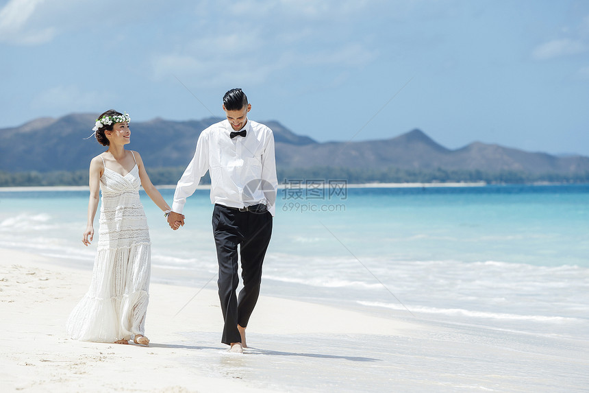新郎新娘举办海边婚礼图片