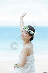 开心的新娘在海边图片