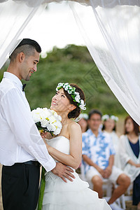 户外举办婚礼的新娘新郎图片